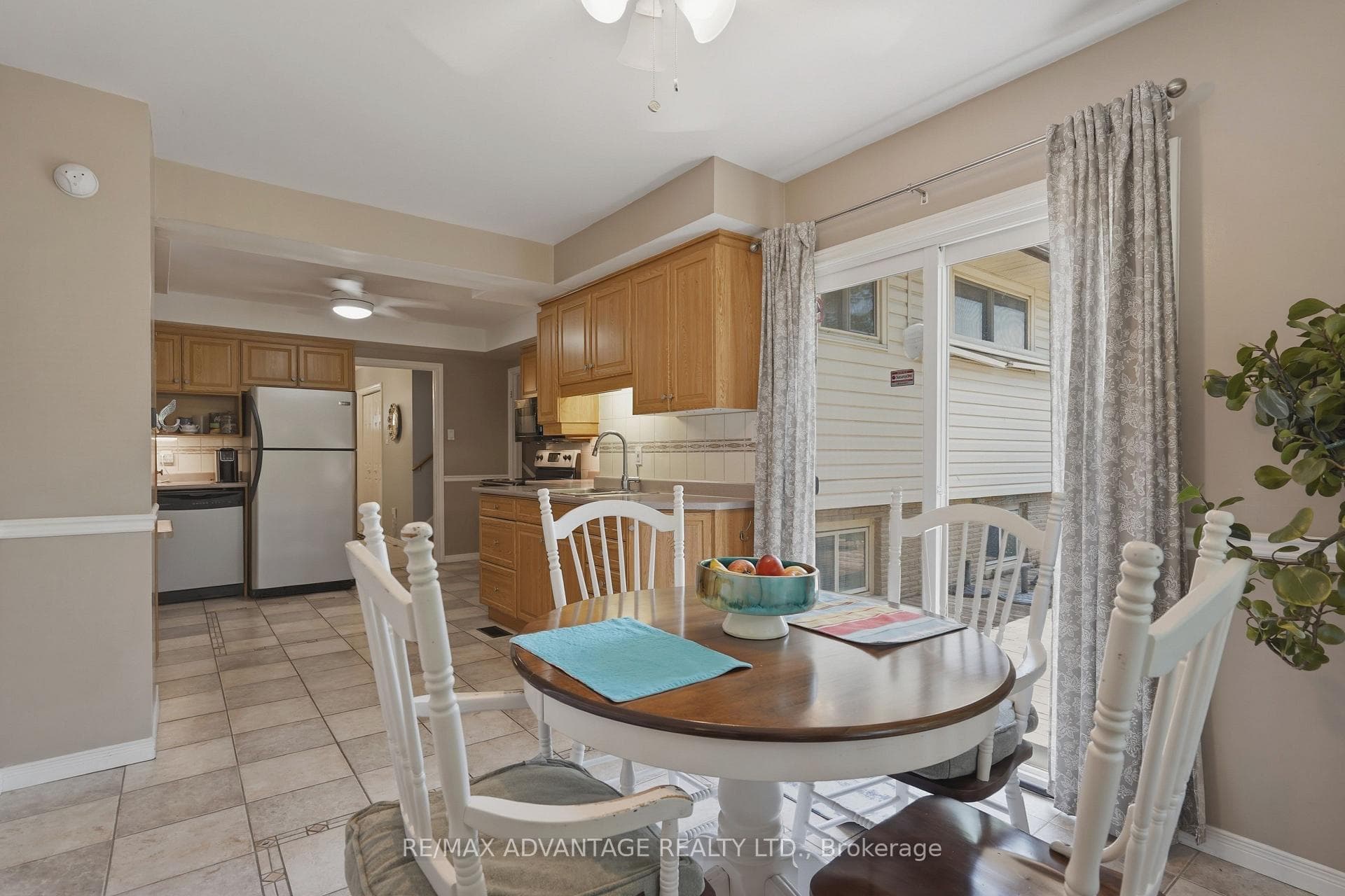 120 Champlain Crescent photo 18
