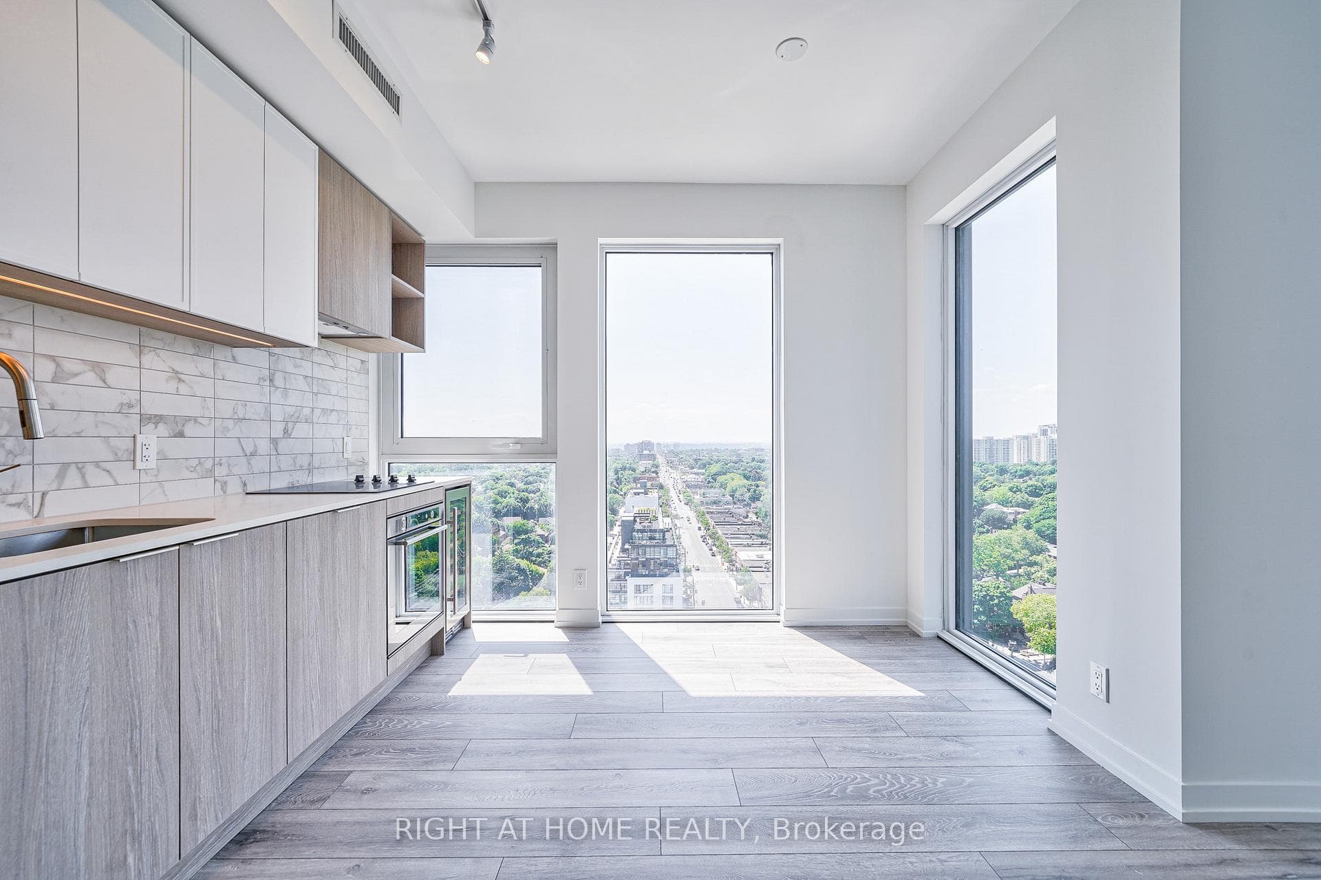 2020 Bathurst Street Unit 1906 photo 8
