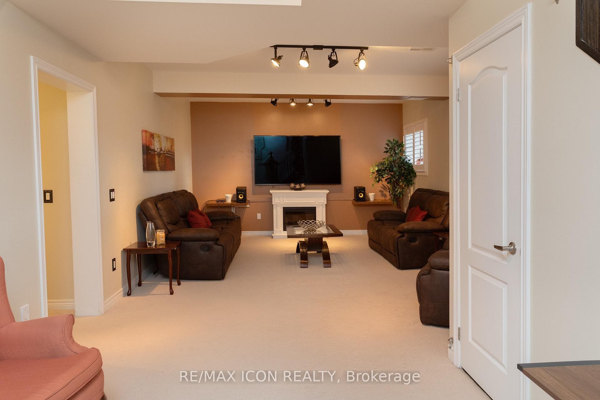1024 Upper Thames Drive photo 19