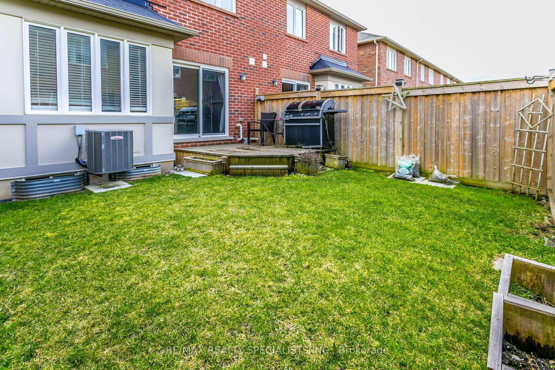 225 MORTIMER Crescent photo 37