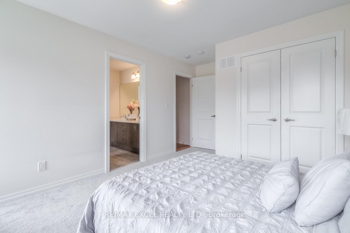 8 Collier Crescent photo 32