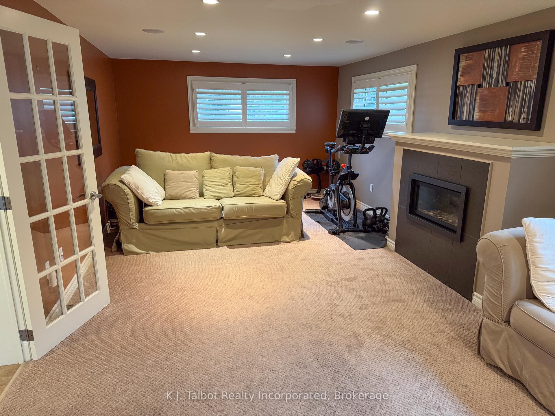 250 Catherine Street photo 9