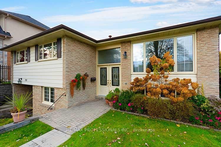752 Dodsworth Crescent photo 3
