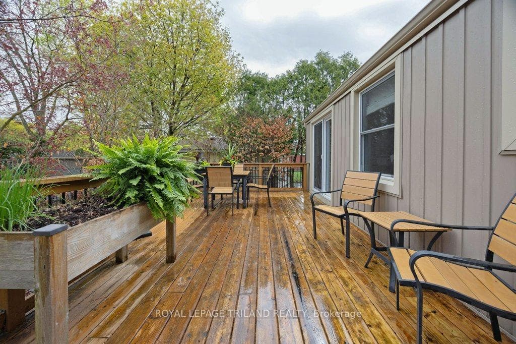 667 GLENGYLE Crescent photo 34