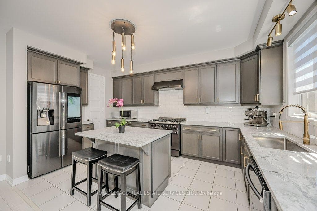 Modern Kitchen with Contemporary Cabinetry