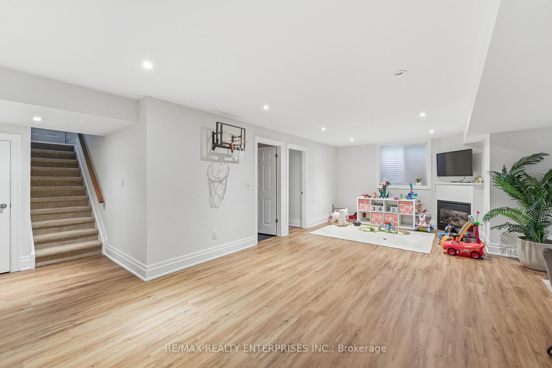 93 Cumberland Drive photo 24
