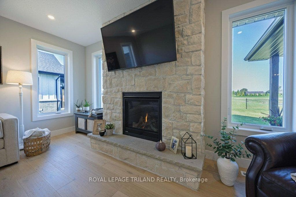 294 Nancy Street photo 9