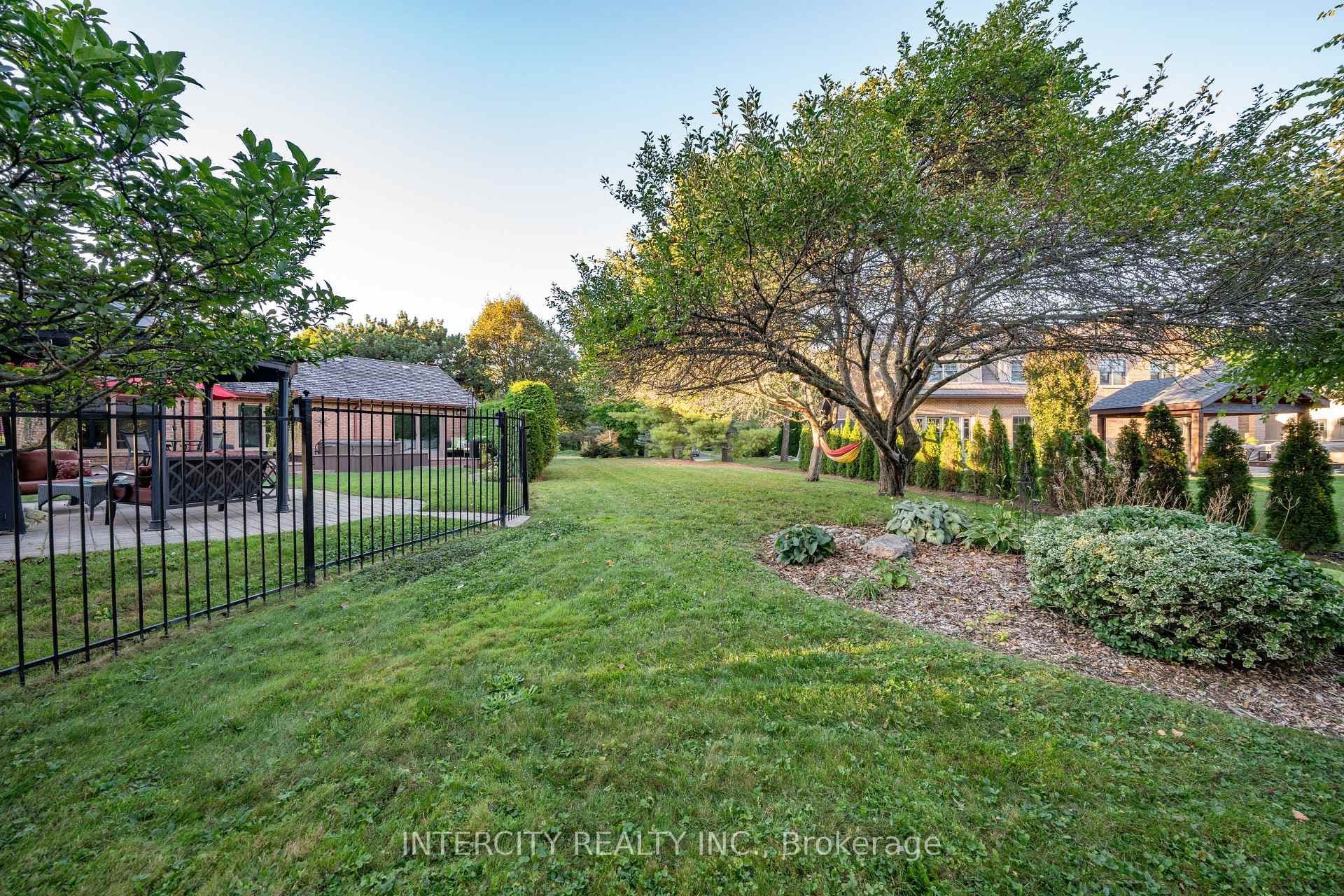137 Curtis Crescent photo 40