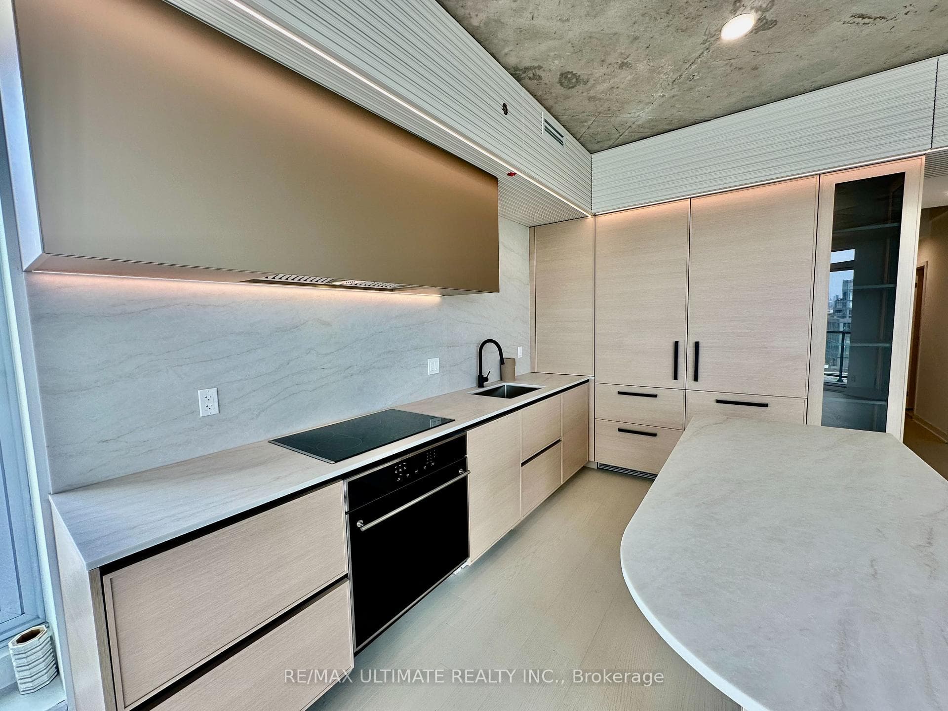 57 Brock Avenue Unit 704 photo 6