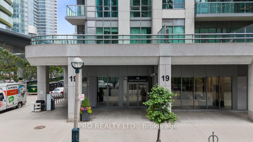 19 Grand Trunk Crescent Unit 506 photo 2