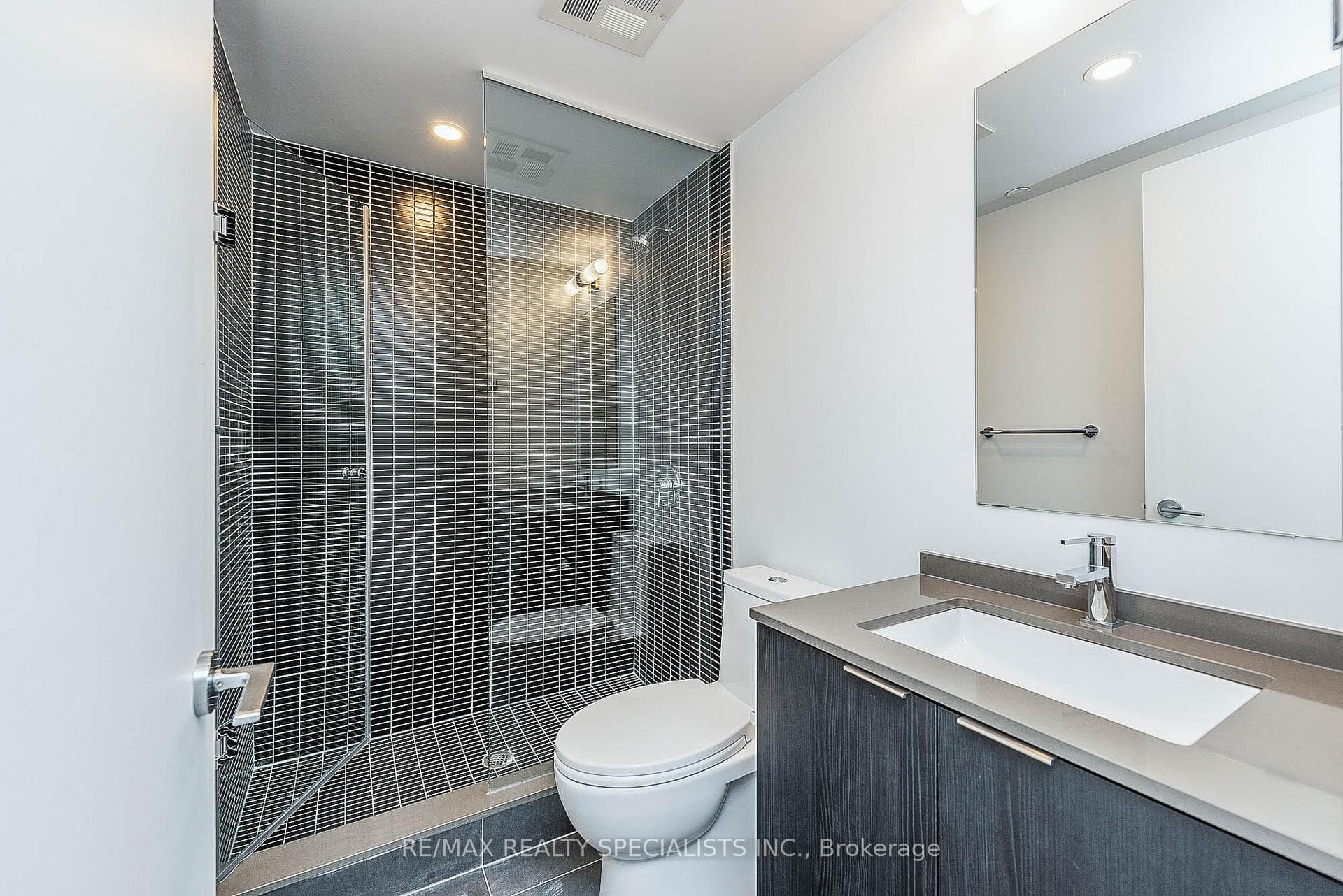 1 JARVIS Street Unit 305 photo 18