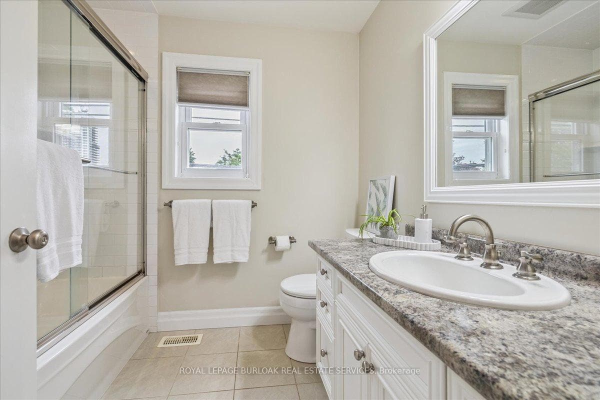 466 Holtby Avenue photo 19