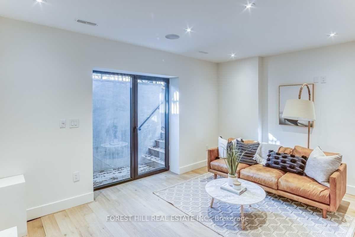 143 Chaplin Crescent photo 31