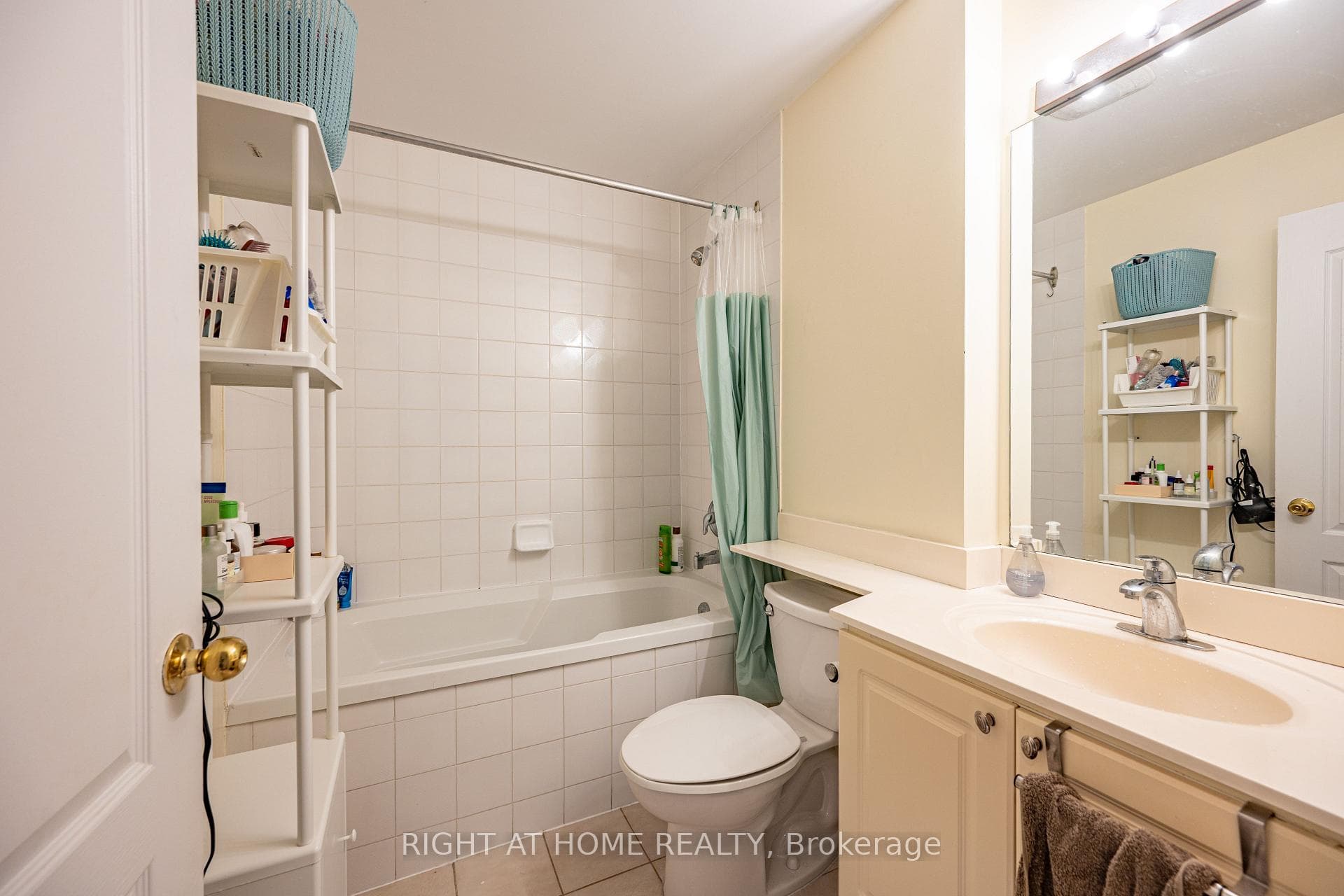 555 Yonge Street Unit 802 photo 8