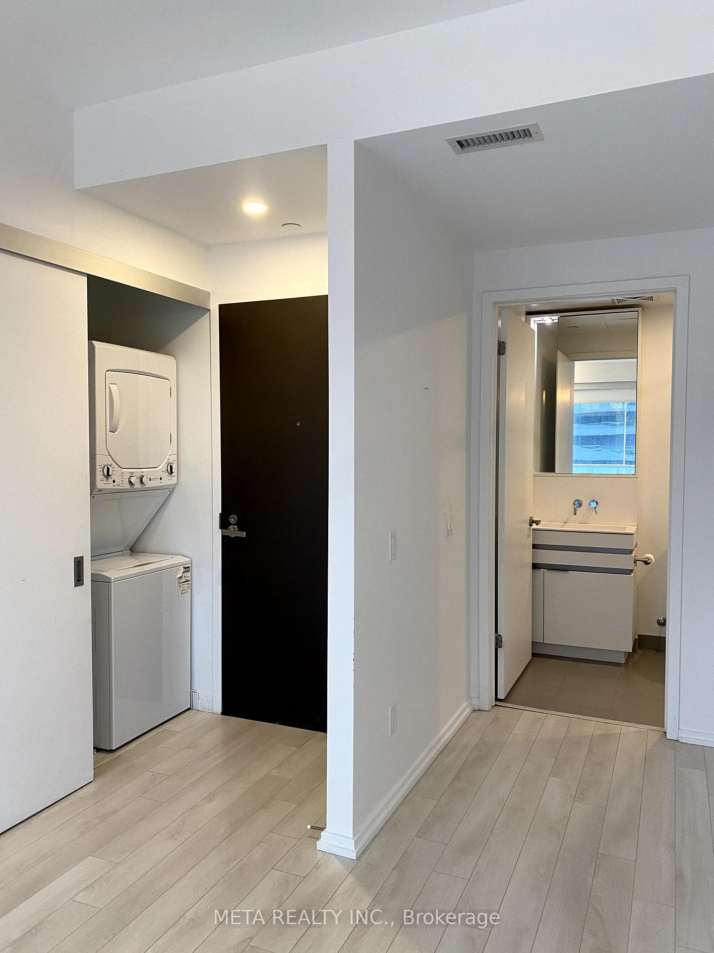 197 Yonge Street Unit 1808 photo 4