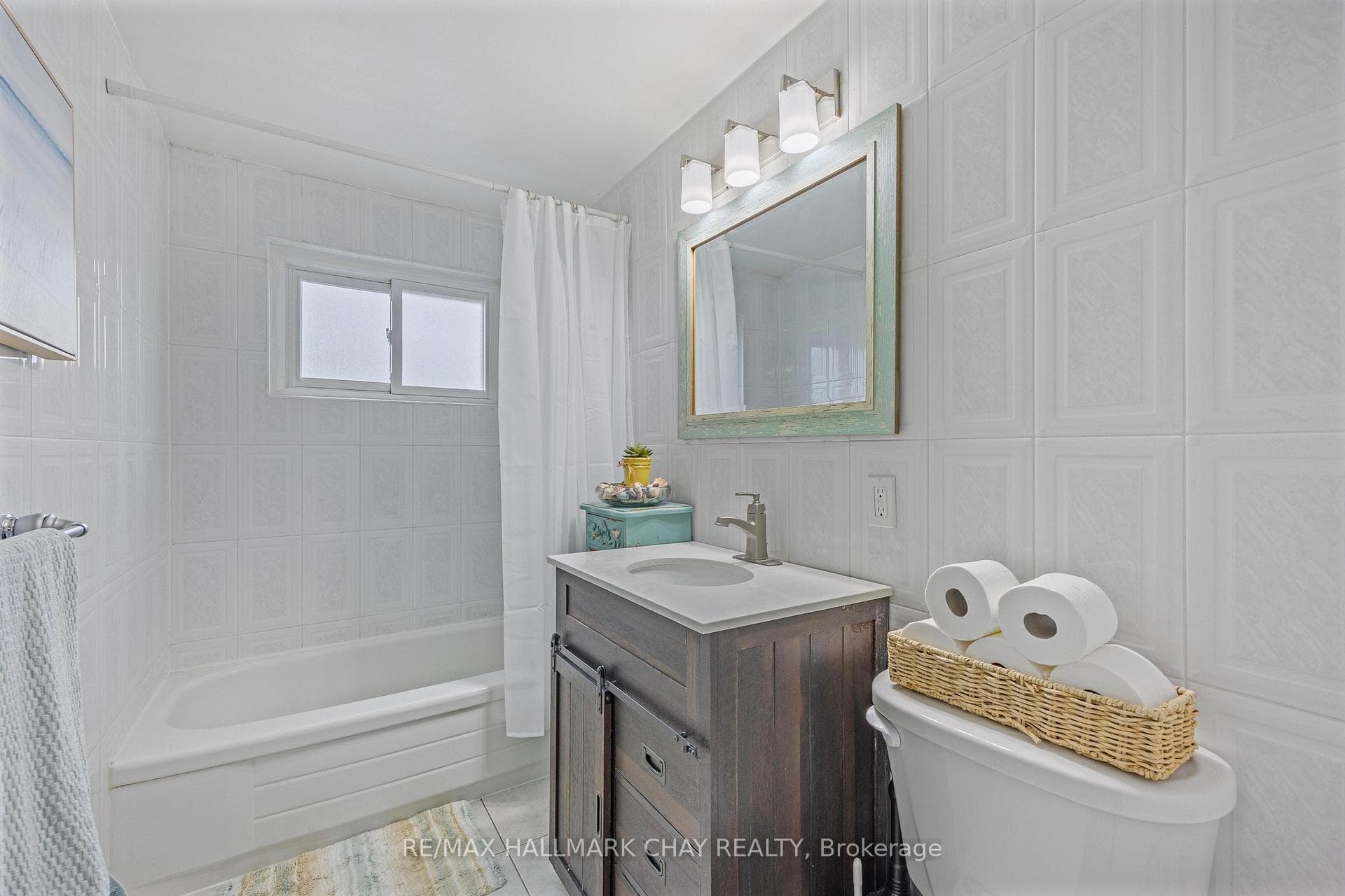 209 Folkstone Crescent photo 20