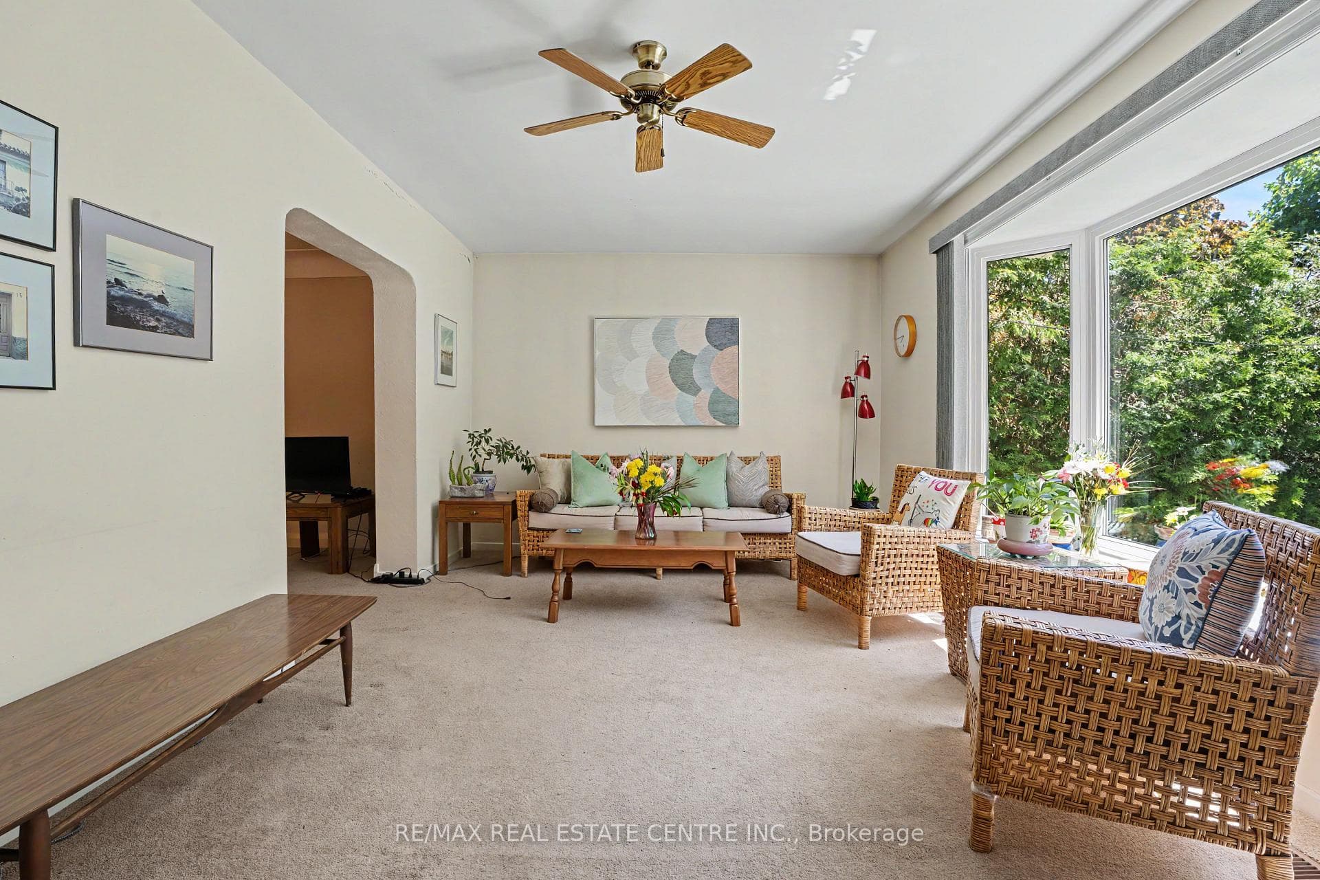 2068 Wellington Avenue photo 9