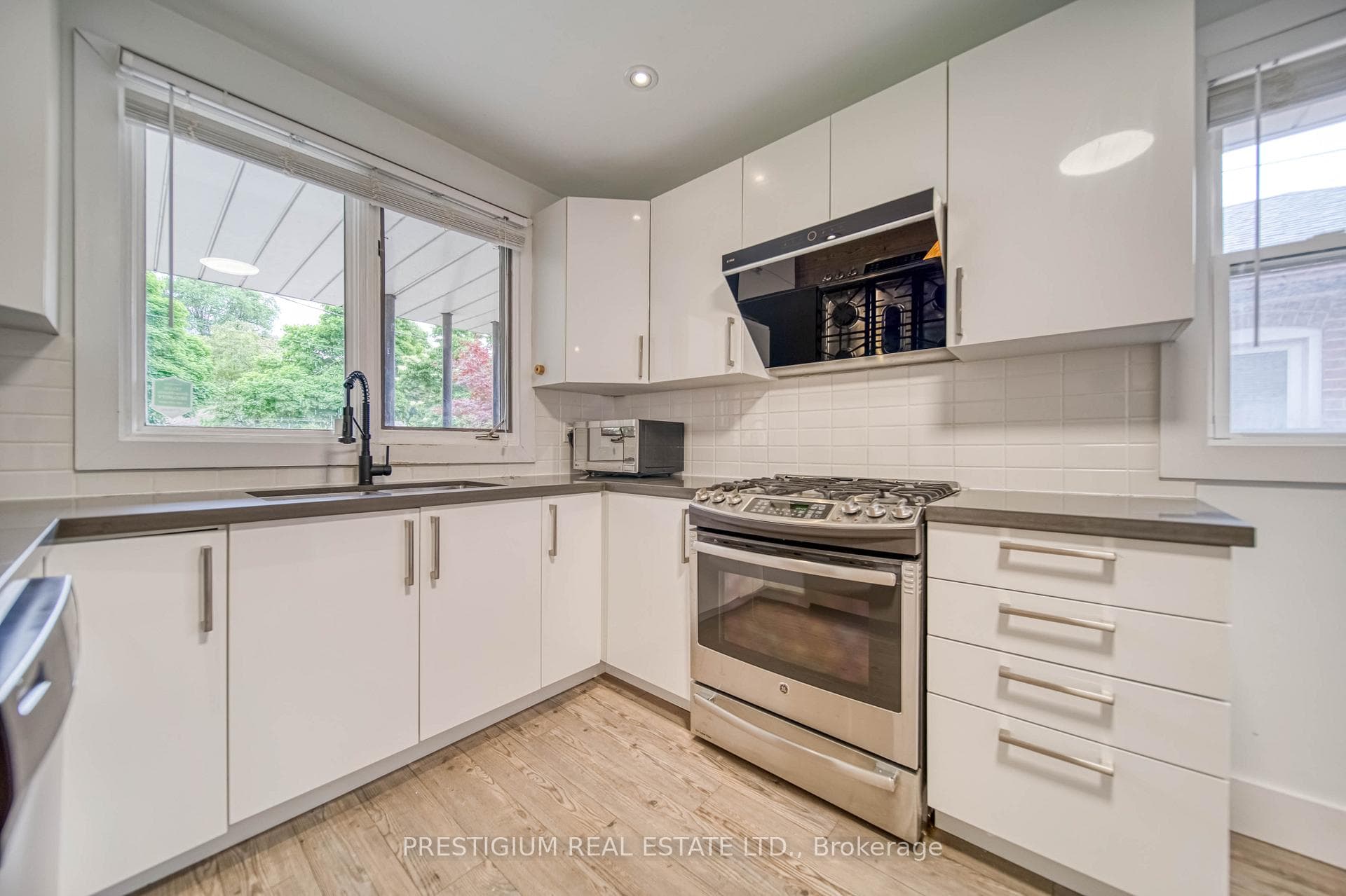 12 Collinson Boulevard photo 6