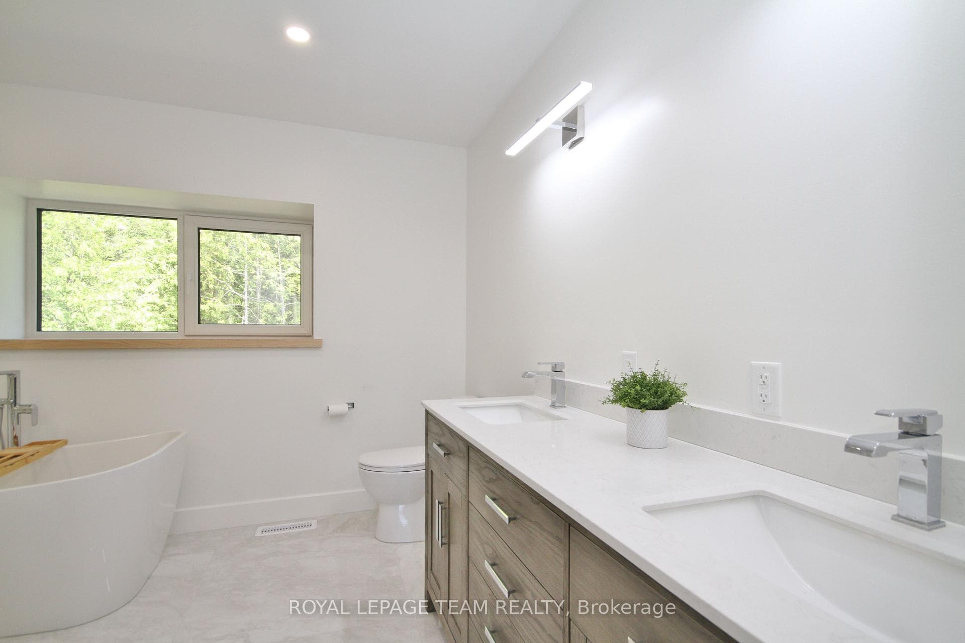 Luxurious 5pce Primary Ensuite bath w/dual sinks