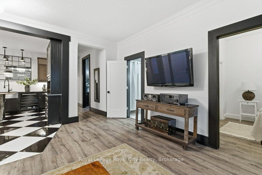554 Woolwich Street photo 10