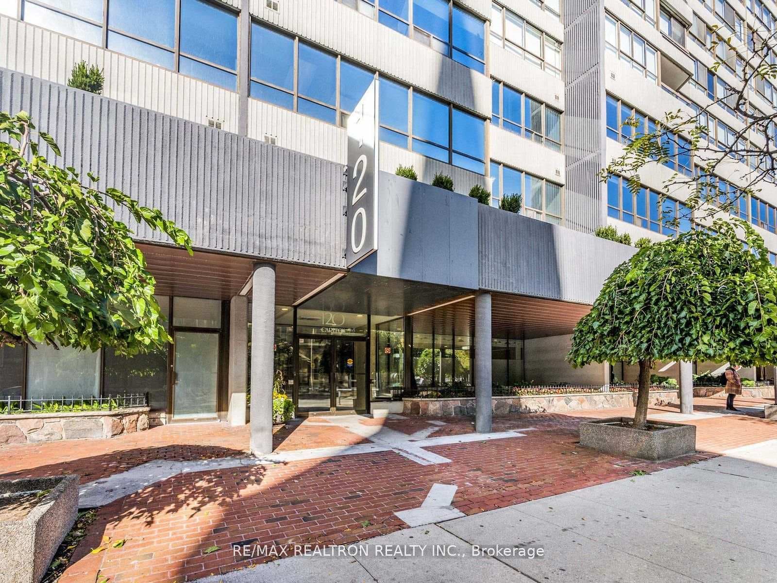120 Carlton Street Unit 404 photo 3