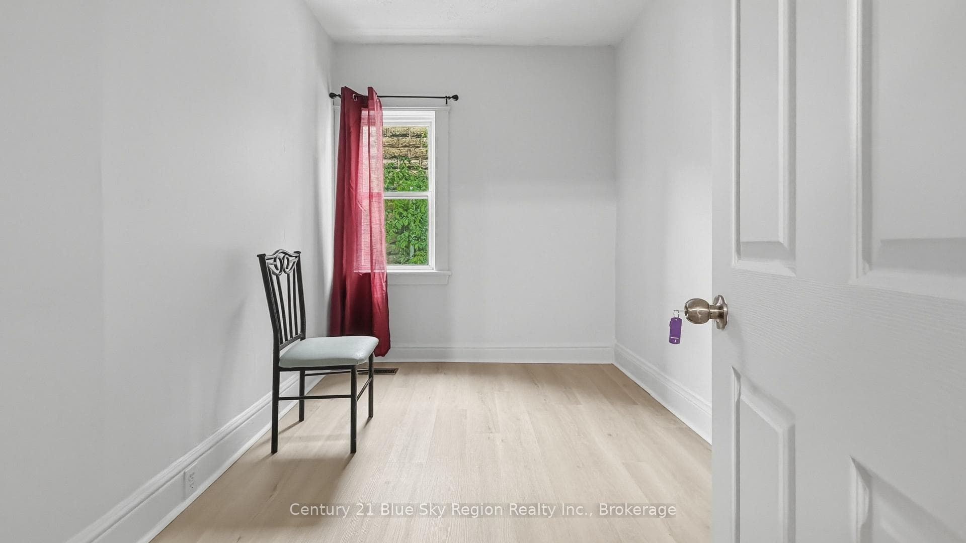 923 Fraser Street photo 6