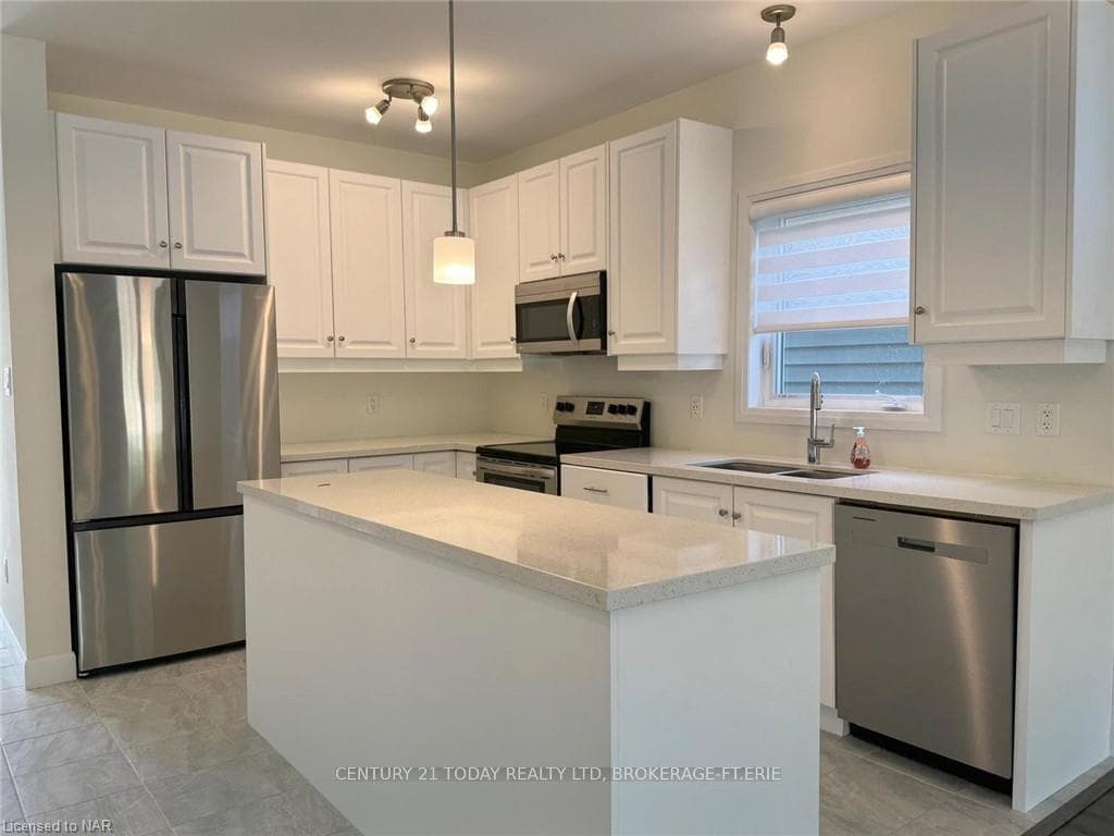 11 BEACHWALK Crescent photo 5