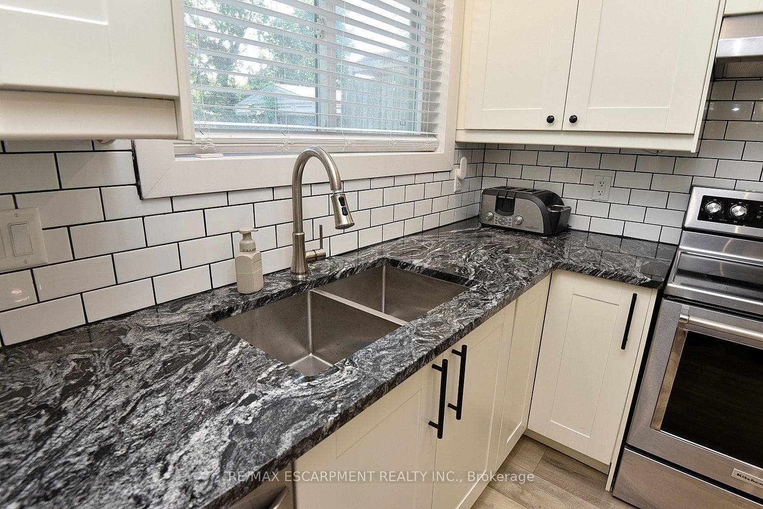 1091 Upper Wellington Street photo 14