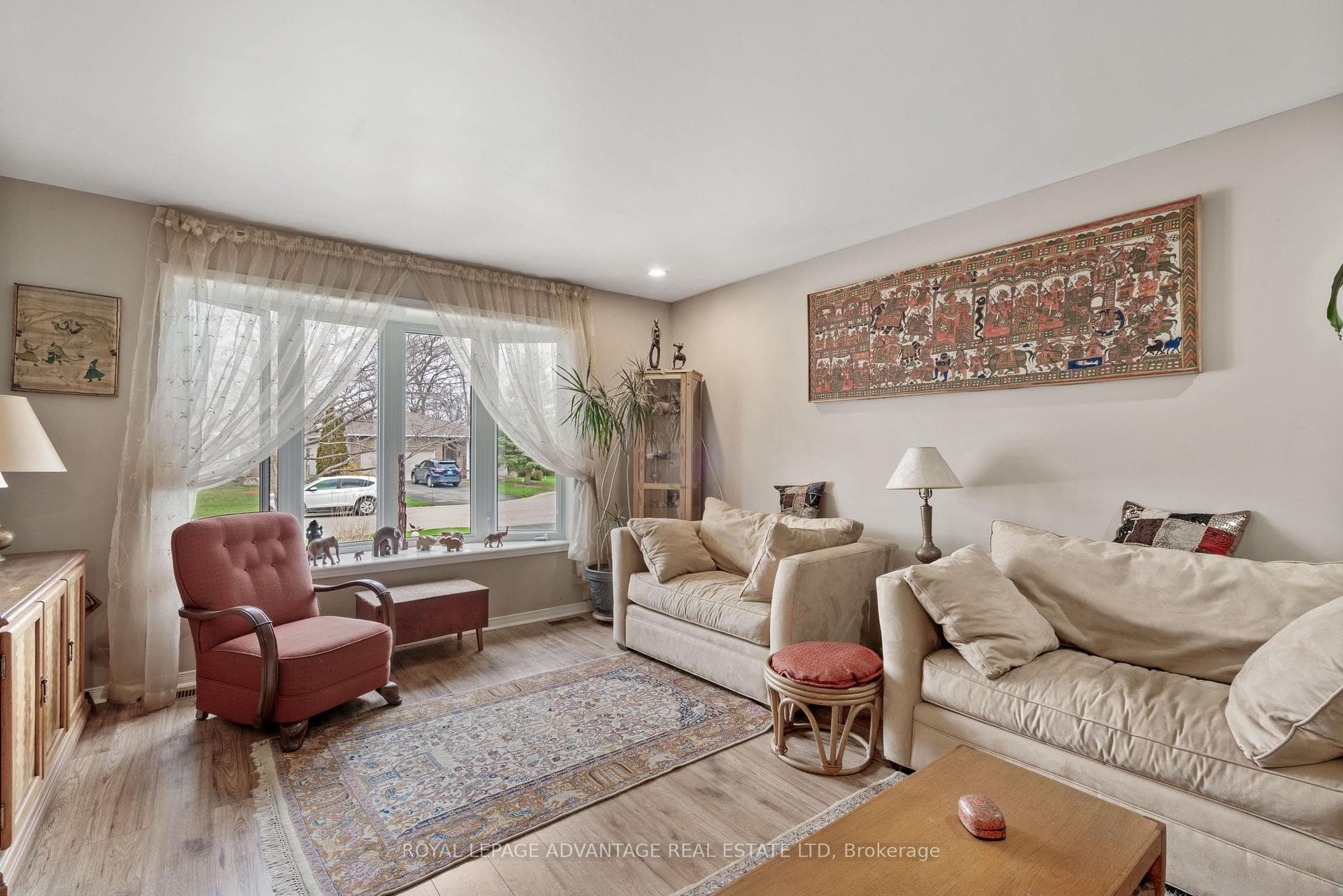 Beautiful bay window - lots of light!
