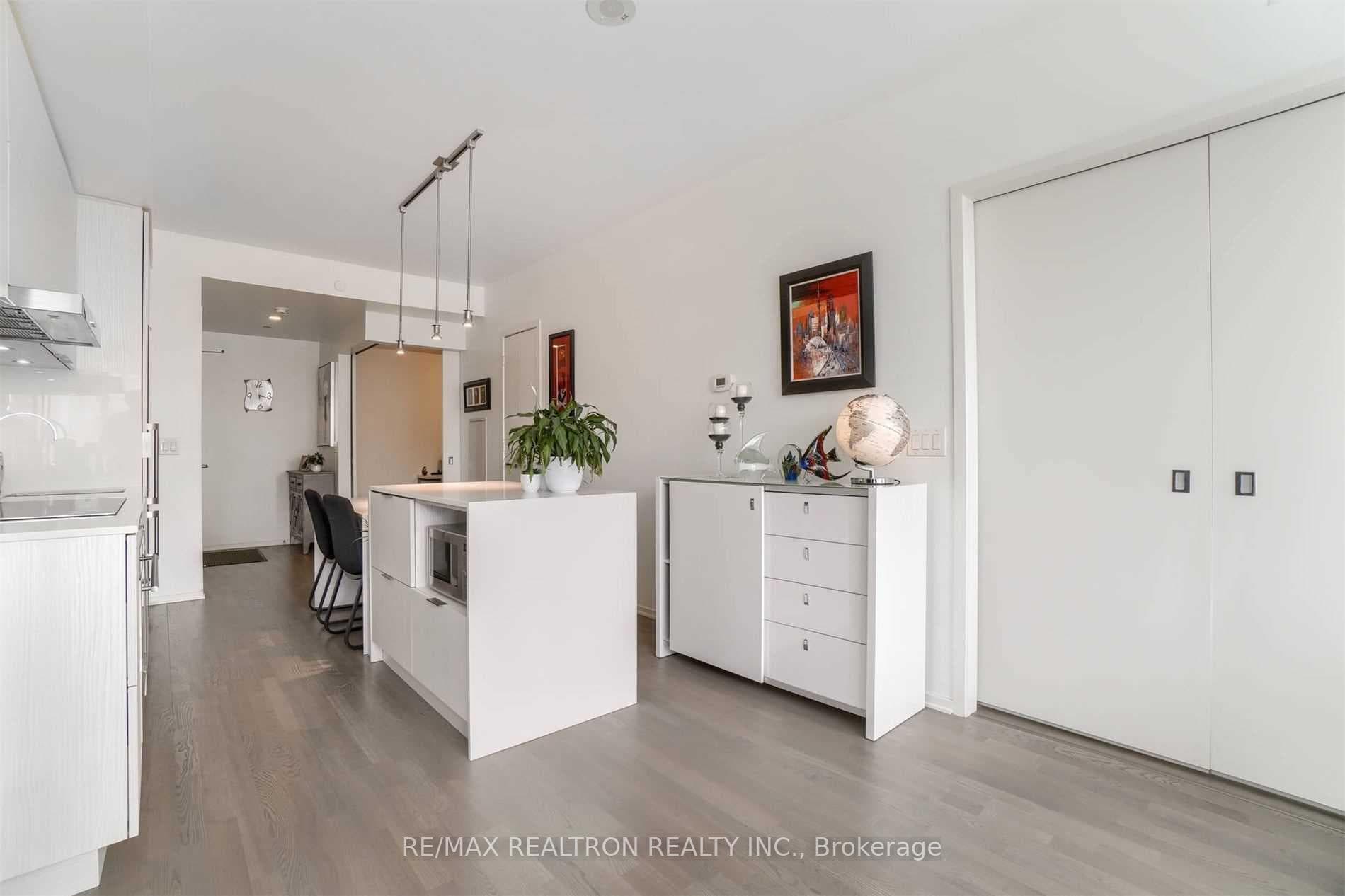 1 Bloor Street Unit 1009 photo 4