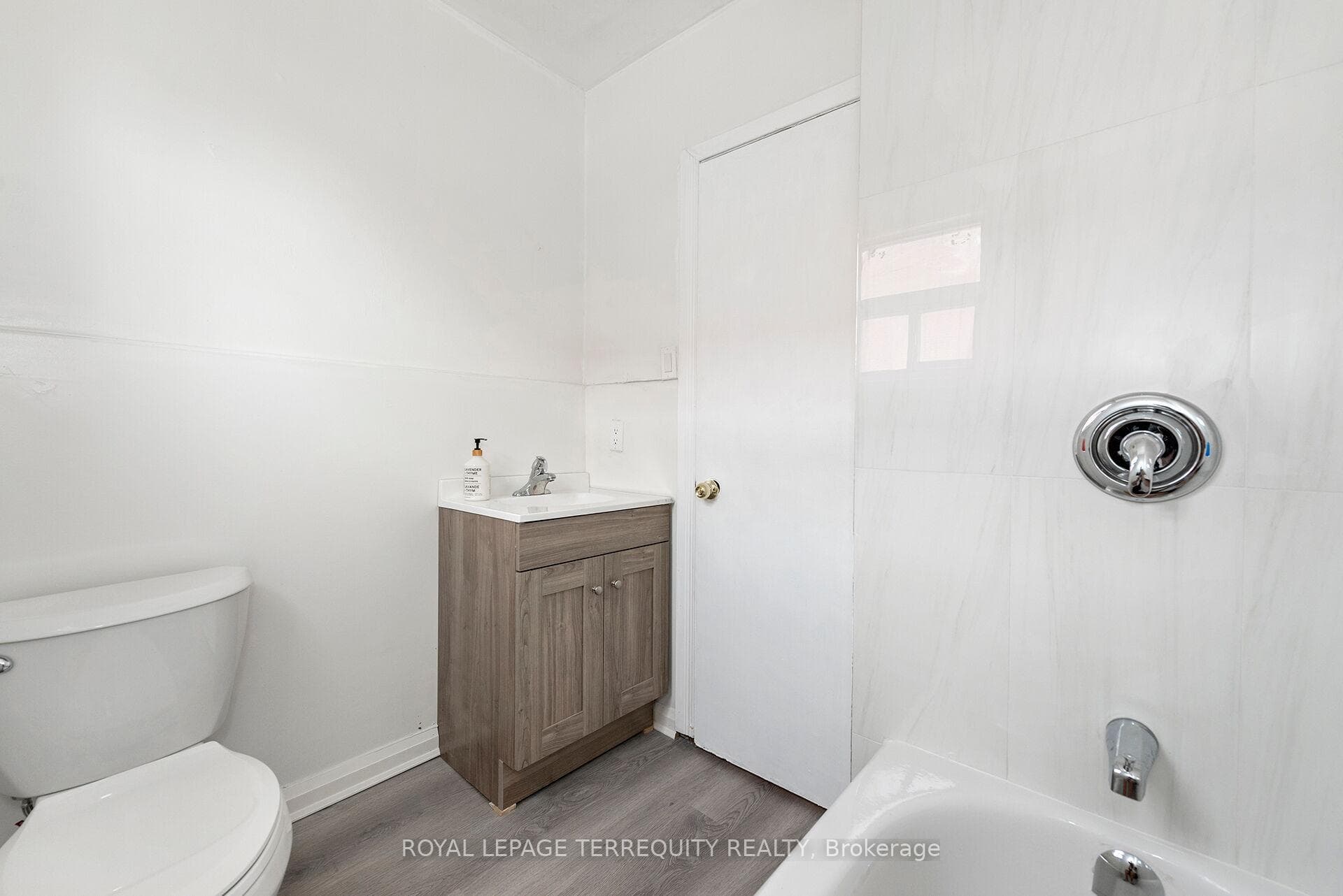 Newly Renovated Full Bathroom