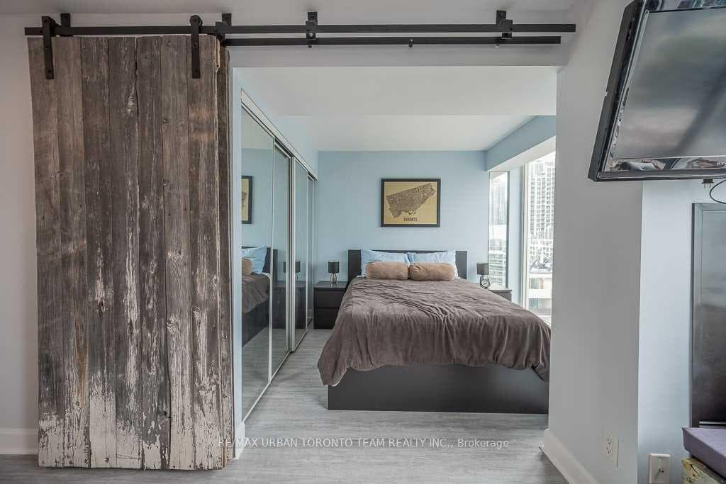 650 Queens Quay Boulevard Unit 1601 photo 5