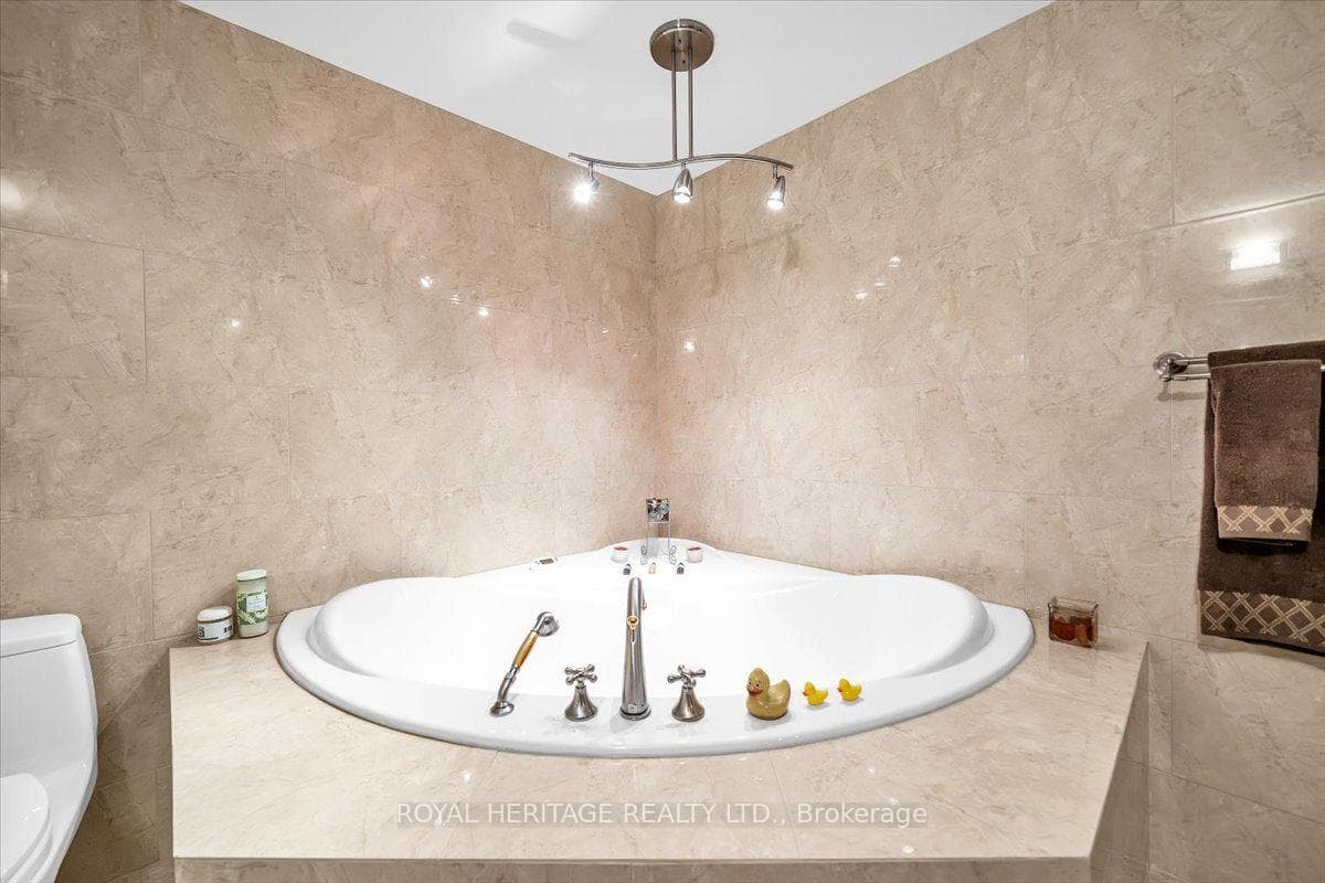 Jacuzzi tub