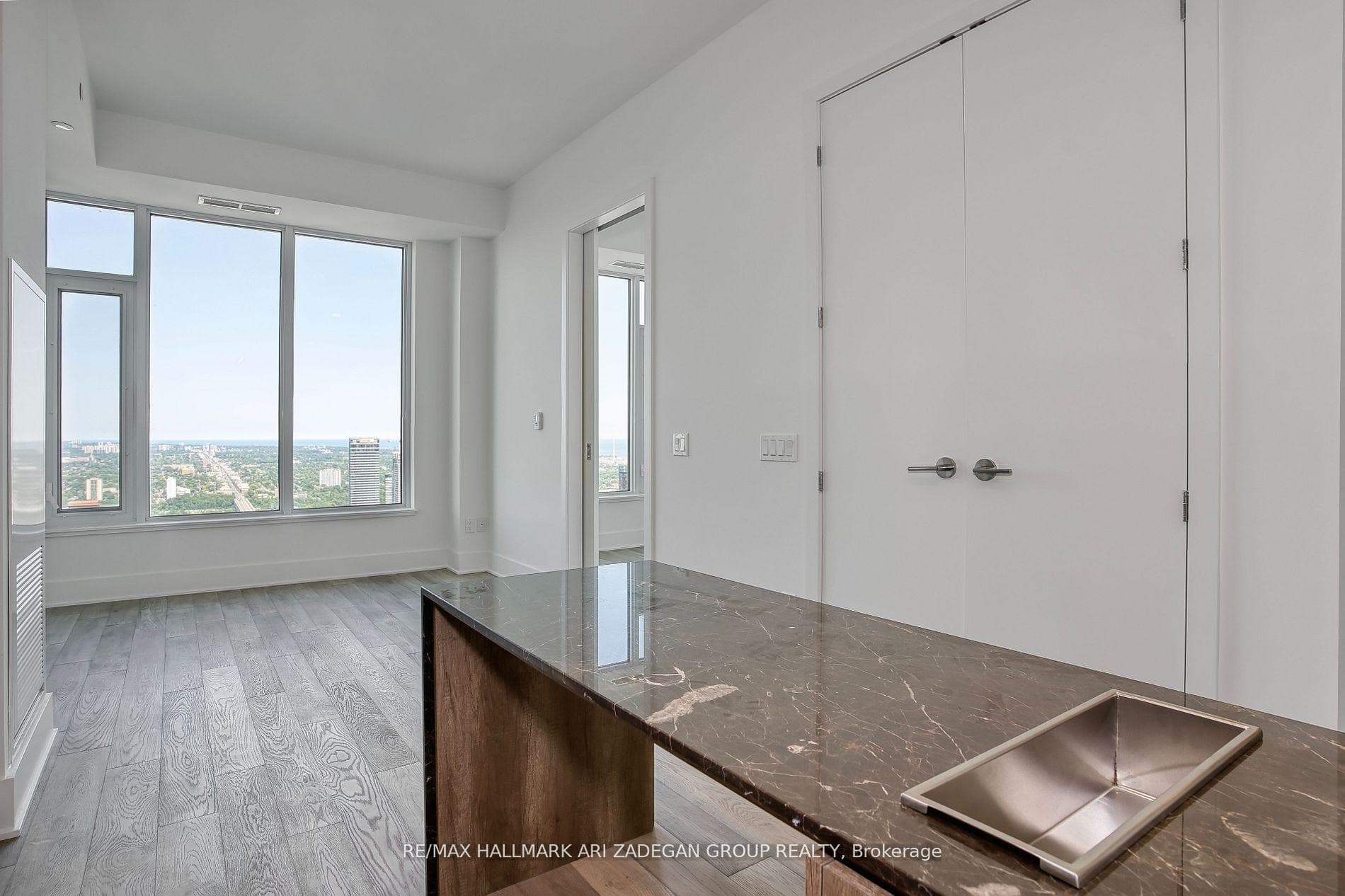 11 Yorkville Avenue Unit 5806 photo 7