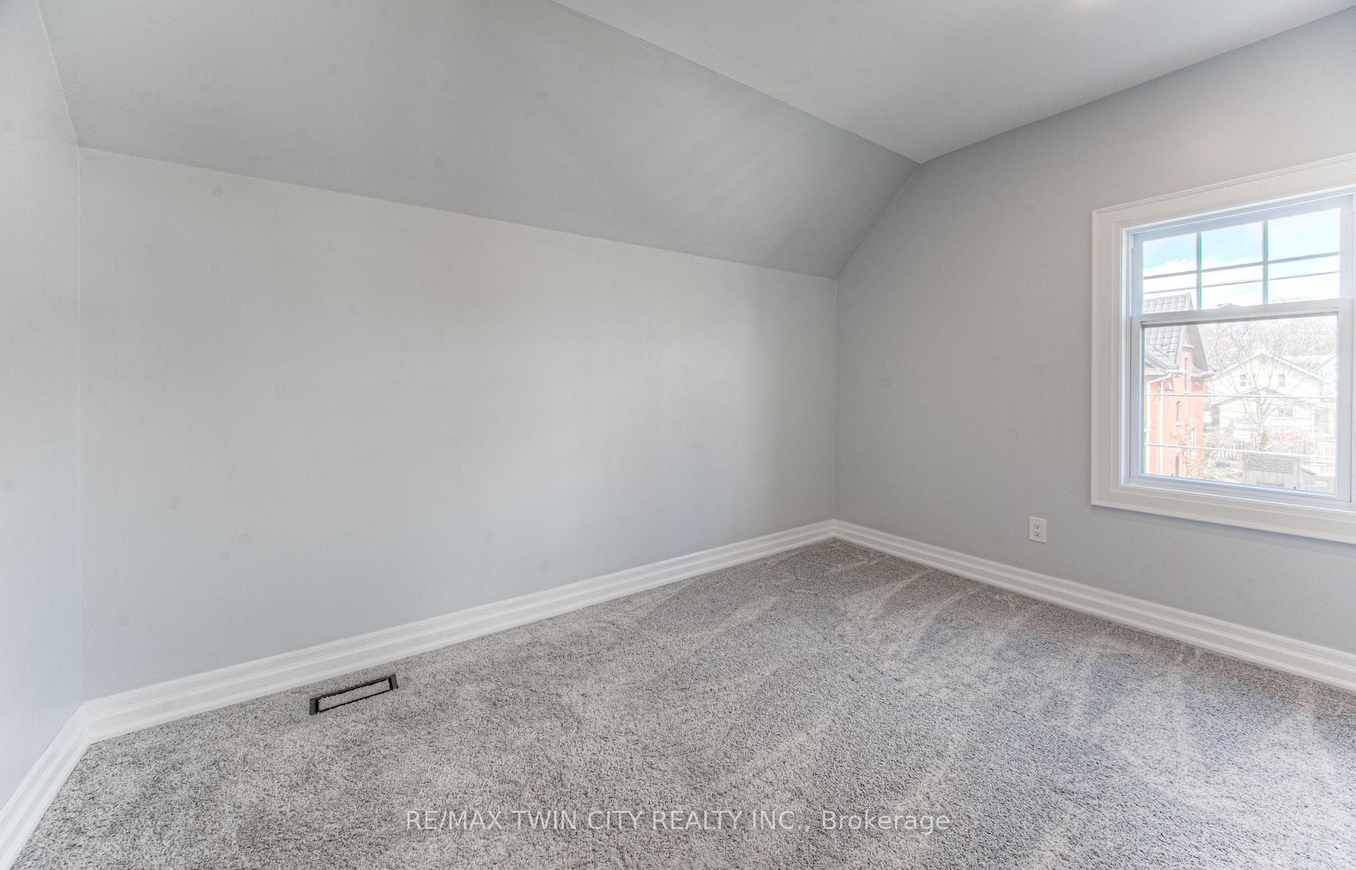 31 Dekay Street photo 32