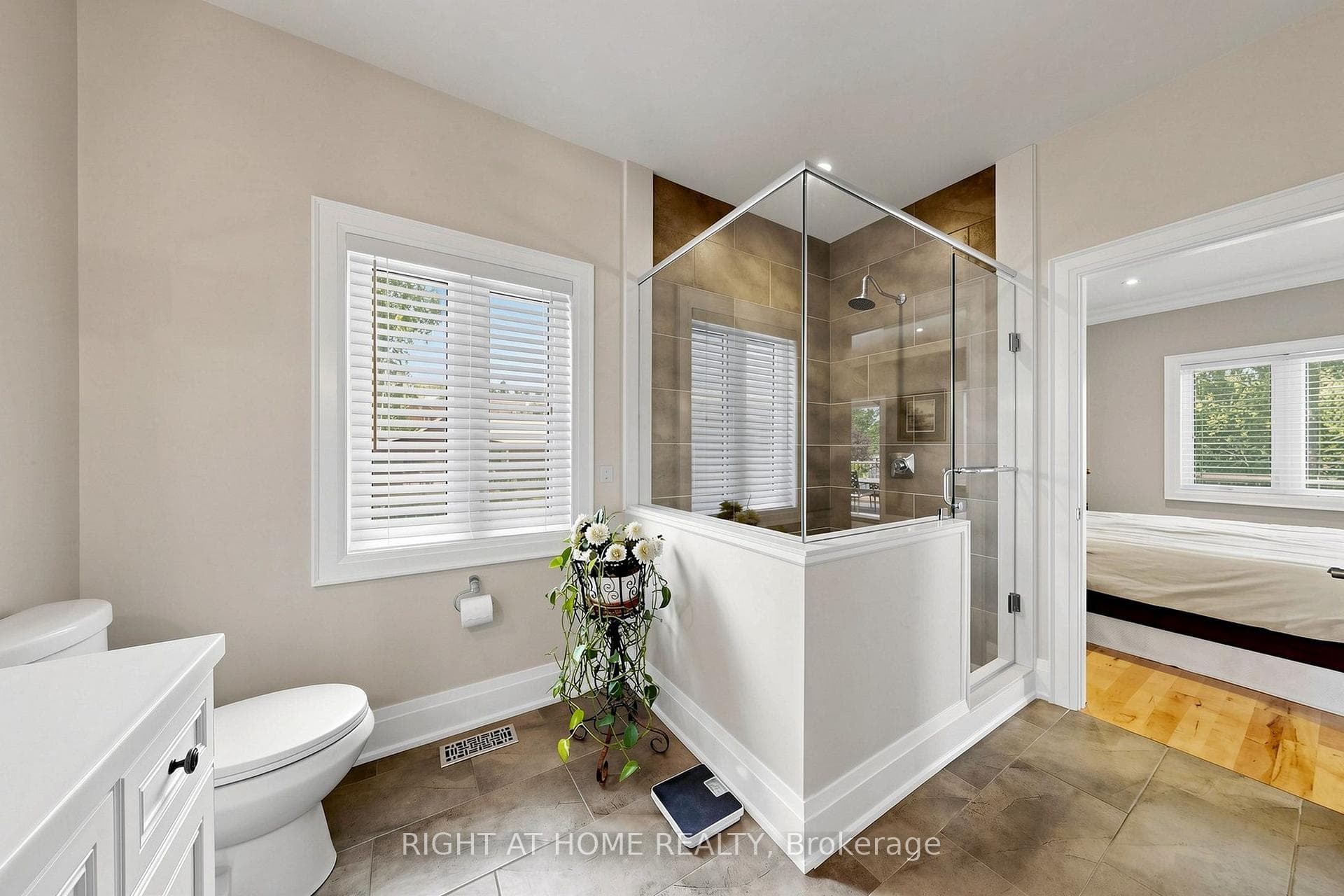 LUXURIOUS CERAMIC SHOWER WITH HALF WALL GLASS