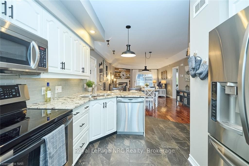 608 Simcoe Street Unit 13 photo 4