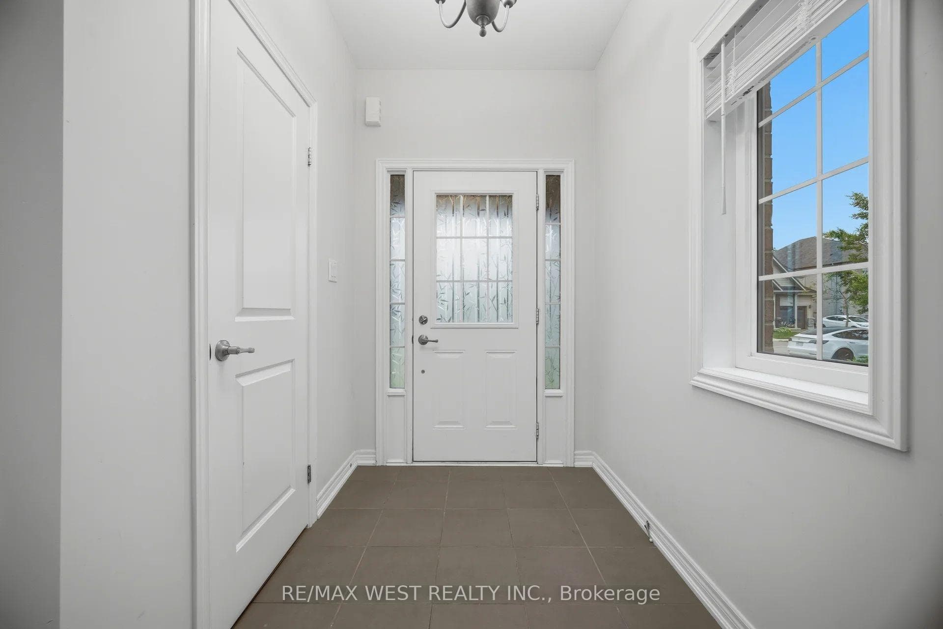 137 Echovalley Drive photo 5