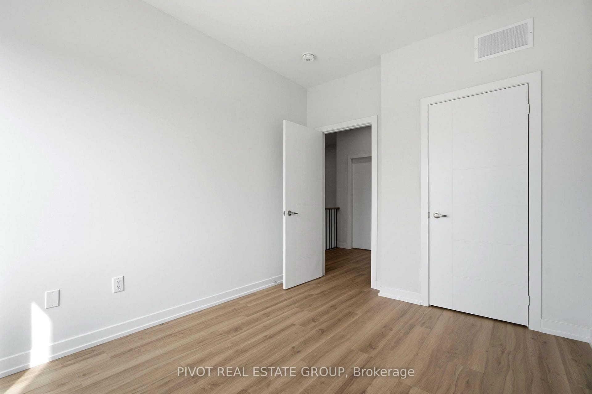 2752 Lawrence Avenue photo 26