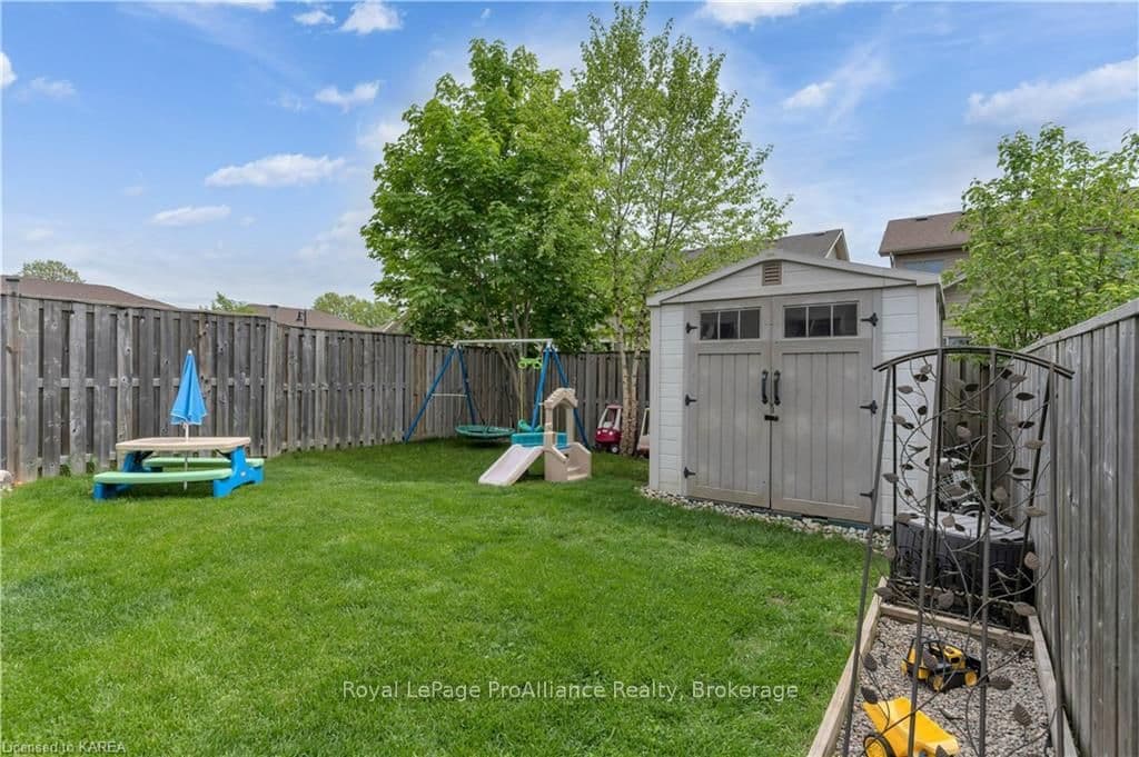 1207 CARFA Crescent photo 40