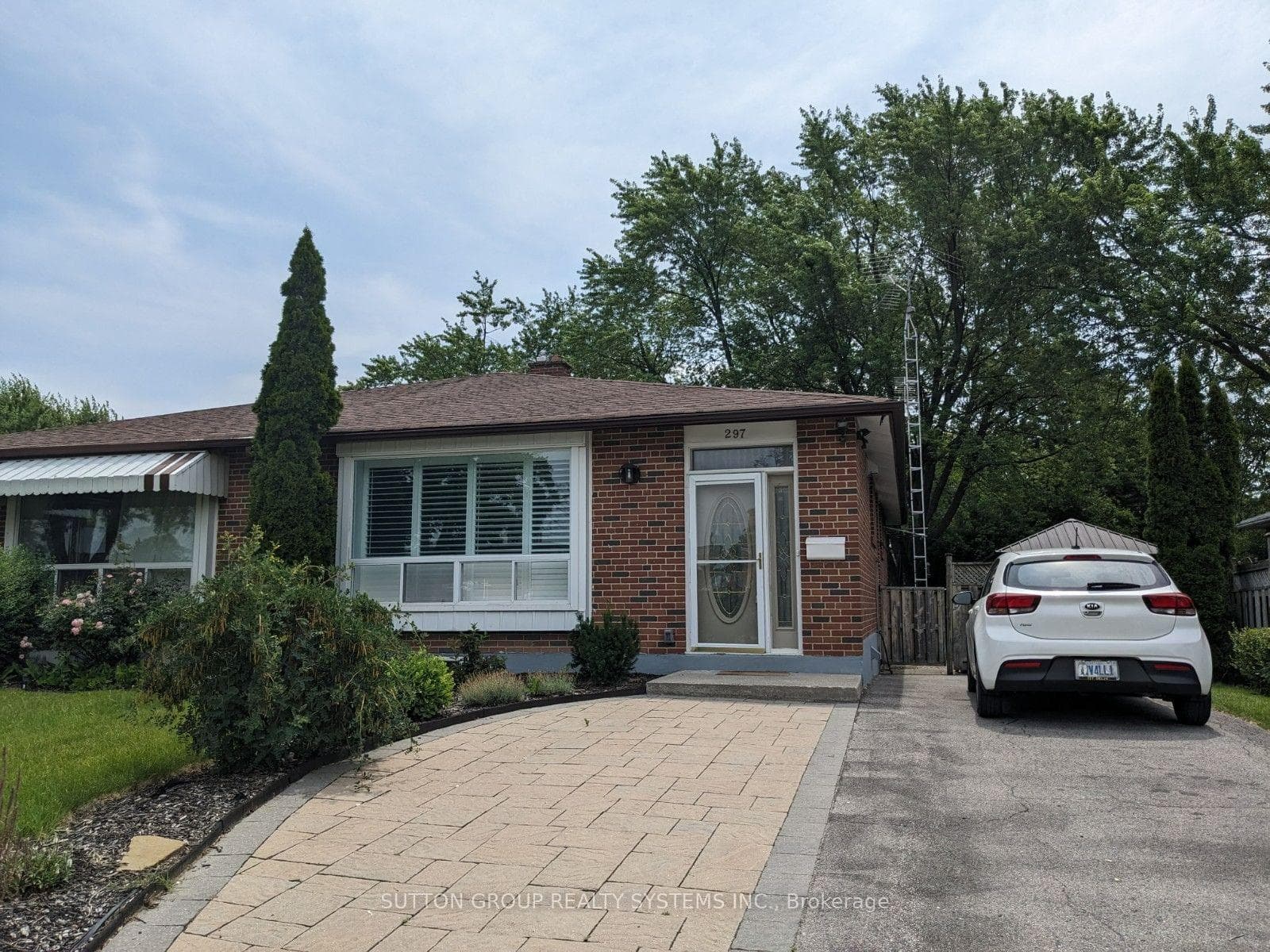 297 Balmoral Drive photo 1
