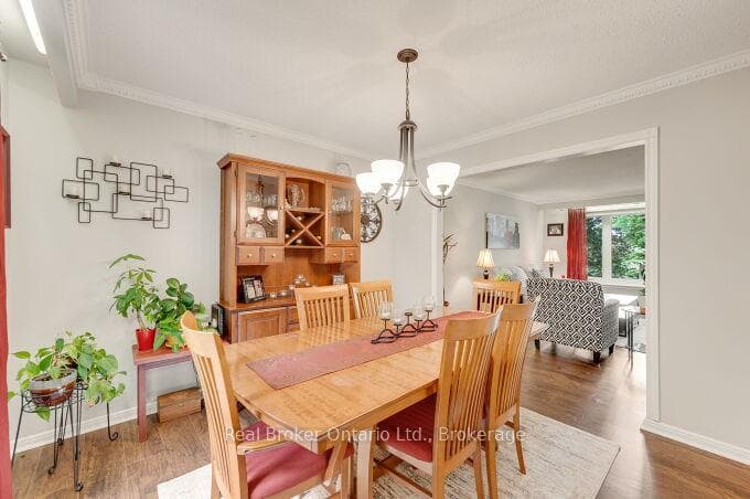 4162 Sutherland Crescent photo 9