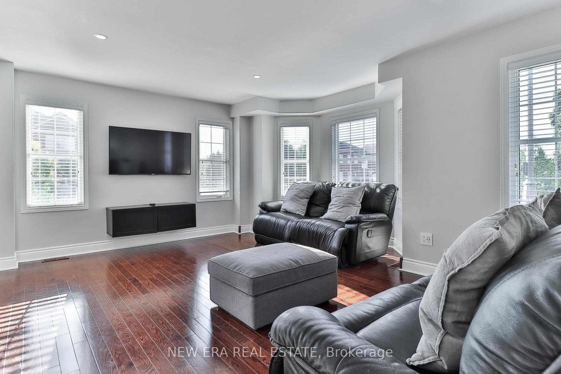 331 Davos Road photo 5