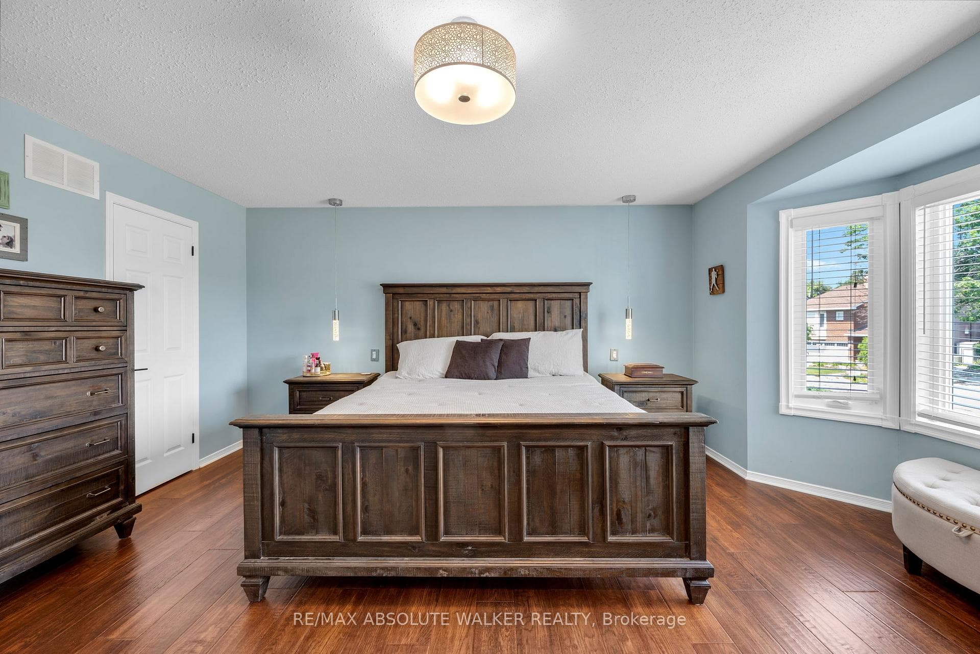1368 Norview Crescent photo 25