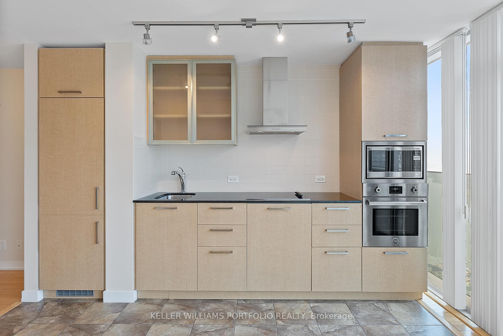 12 York Street Unit 4205 photo 13