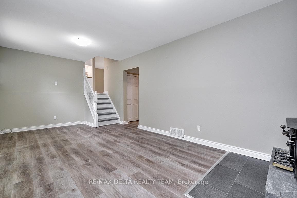 397 Phoenix Crescent photo 21