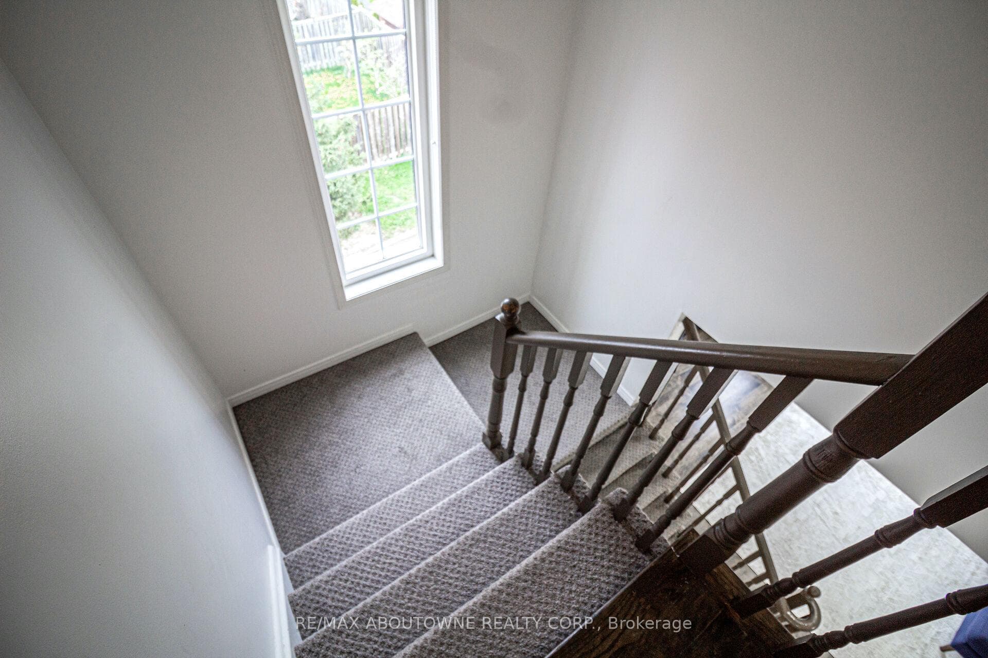 7121 Fairmeadow Crescent photo 23