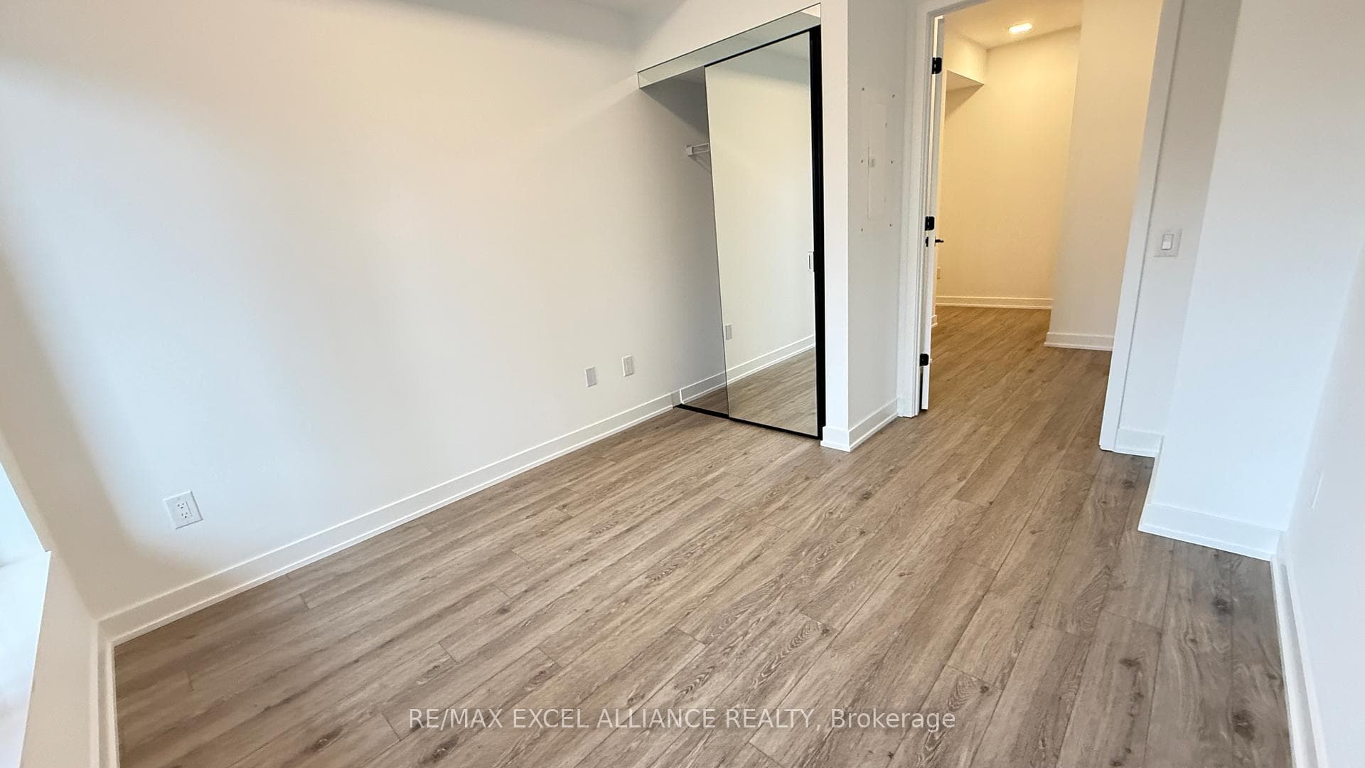 609 Sherbourne Street Unit 1702 photo 7