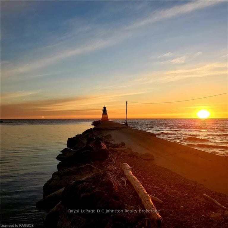 Scubby's Point Park - Range light 5 minutes away!