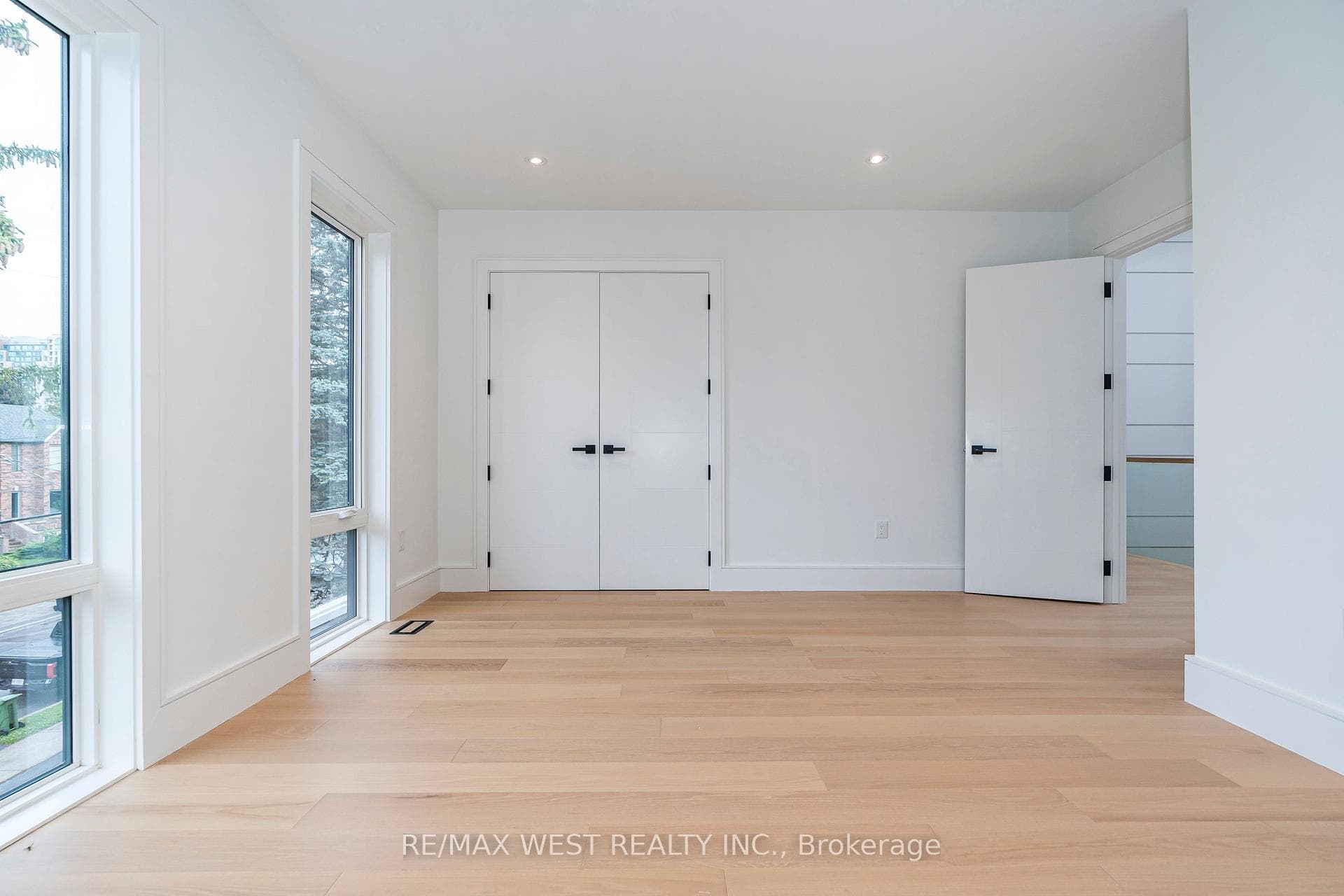 109 Hounslow Avenue photo 32